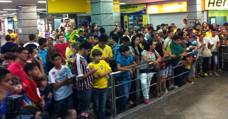 1.jun.2014 - Torcedores aguardam a seleção brasileira em Goiânia, no desembarque do time de Felipão para o jogo contra o Panamá