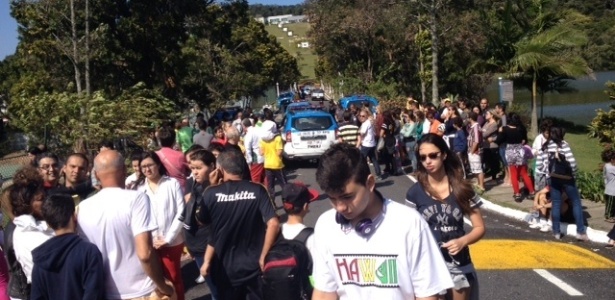 Carros de polícia cercam rua que tem visão dos campos da CBF. Moradores alegam que é área comum