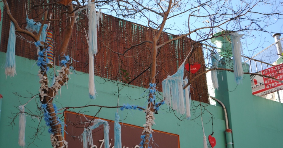 Casas e vitrines de Buenos Aires, na Argentina, estão todas enfeitadas para a Copa do Mundo do Brasil