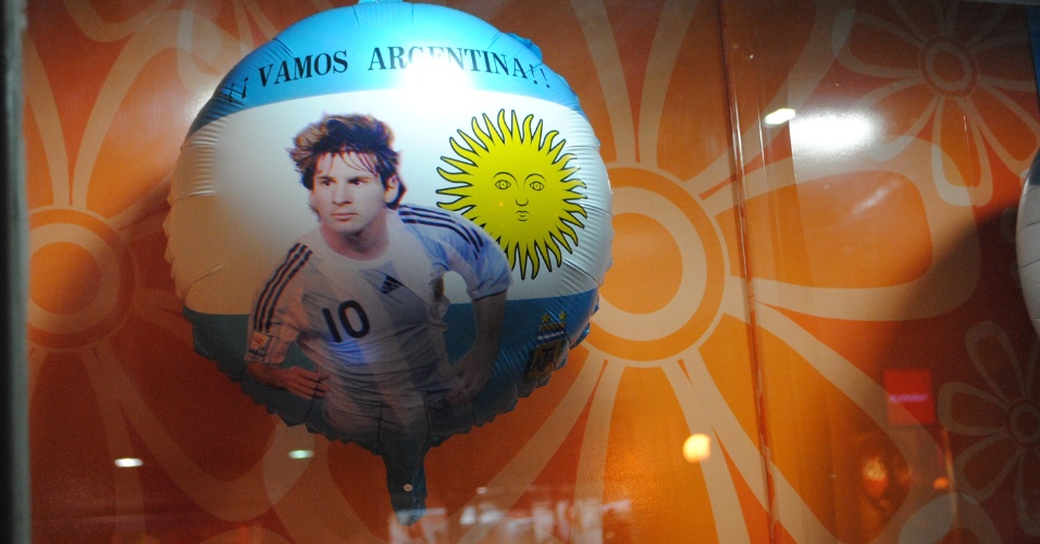 Casas e vitrines de Buenos Aires, na Argentina, estão todas enfeitadas para a Copa do Mundo do Brasil