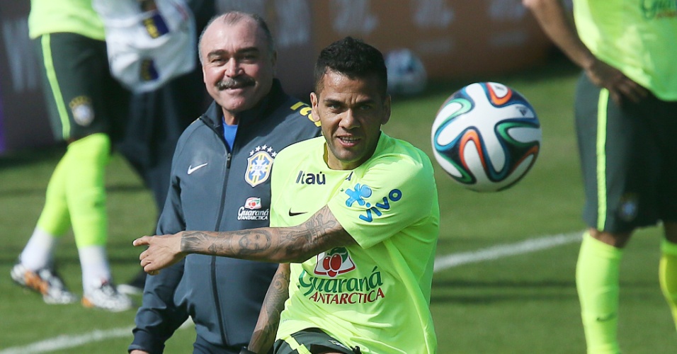 Daniel Alves em treinamento do Brasil; ao fundo, o auxiliar Flavio Murtosa
