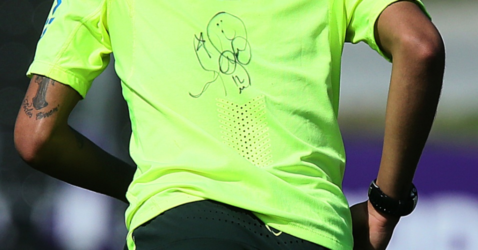 Detalhe do autógrafo de Marcelo na camisa de Neymar