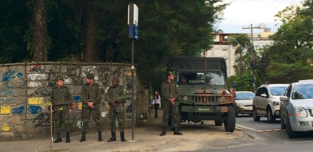 Operação na Granja Comary conta com viaturas da polícia federal e carro antibombas
