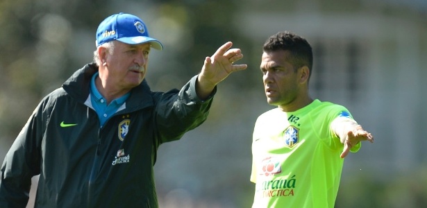 Felipão oriente Daniel Alves durante treino da seleção