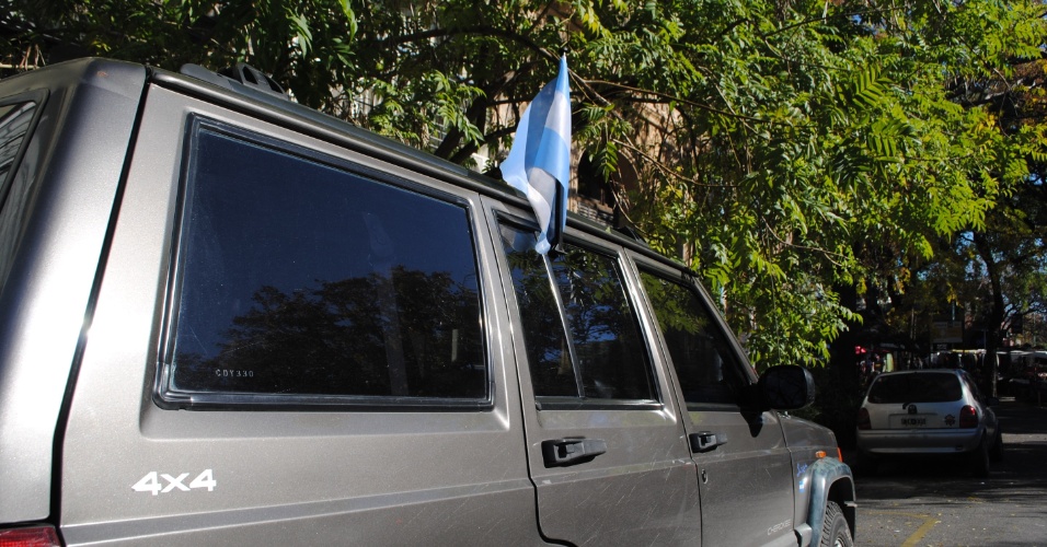 Muitos carros que circulam pela capital Buenos Aires também já levam aquela bandeirinha típica dos anos de Copa do Mundo