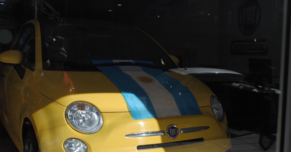 Na concessionária de carros, todos os que estão à venda levam bandeiras da Argentina, que vão de presente na compra
