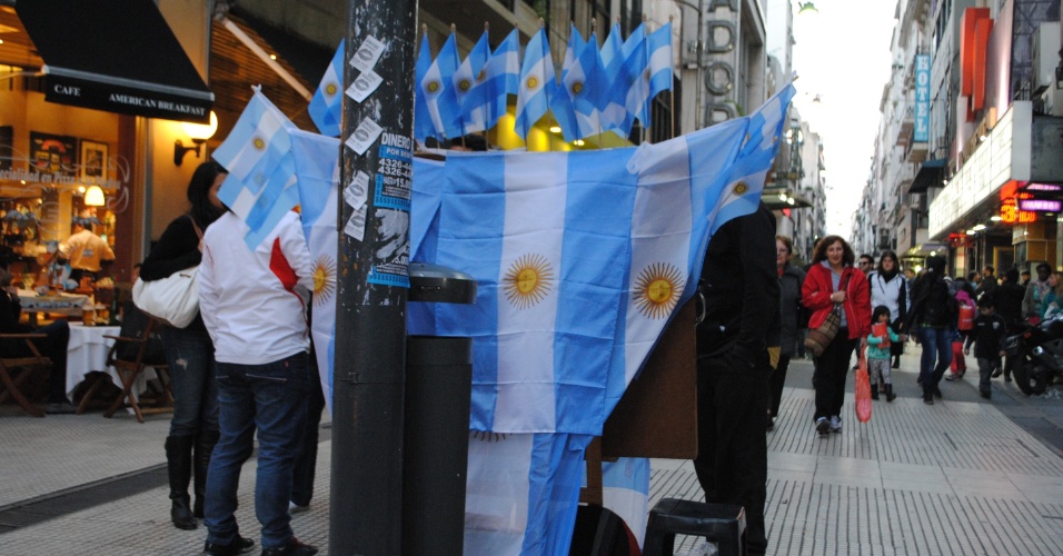 Na famosa calle Florida, as lembrancinhas da Argentina deram lugar a camisas e bandeiras