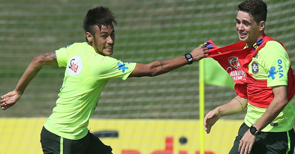 Neymar puxa o colete de Oscar durante treinamento da seleção