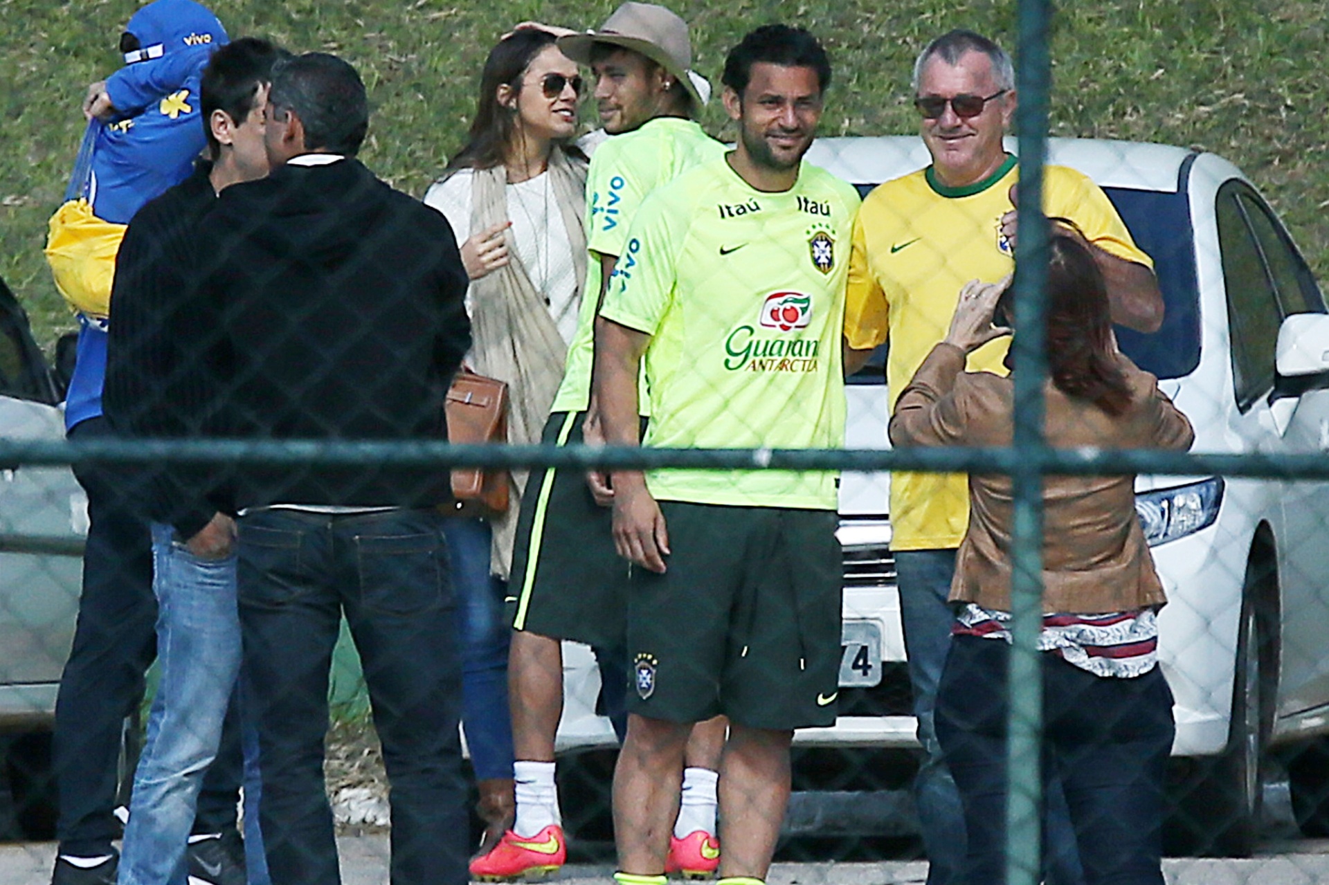 Neymar se encontra com Bruna Marquezine e 'rouba' chapéu da namorada após treino da seleção brasileira - Flavio Florido/UOL