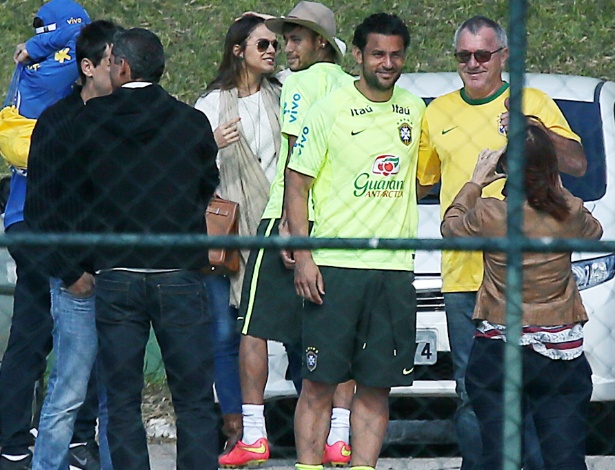 Neymar se encontra com Bruna Marquezine e 'rouba' chapéu da namorada após treino da seleção brasileira