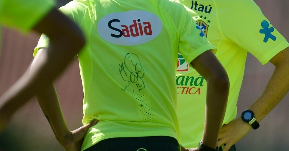 Neymar treina com camisa autografada, autografada por Marcelo
