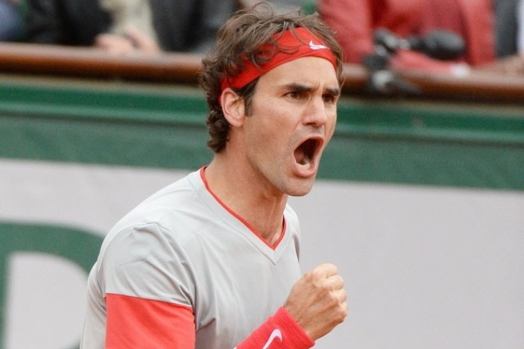 Roger Federer comemora ponto contra Ernests Gulbis