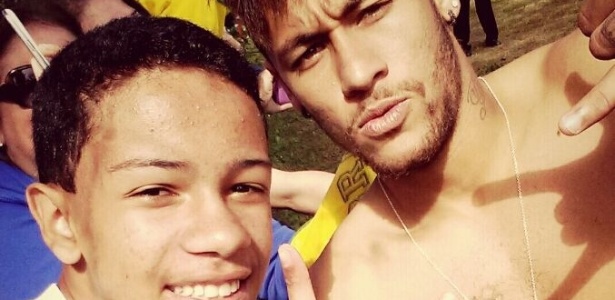 O torcedor Vinicius Damásio, de 14 anos, conseguiu tirar uma foto com Neymar durante treino da seleção