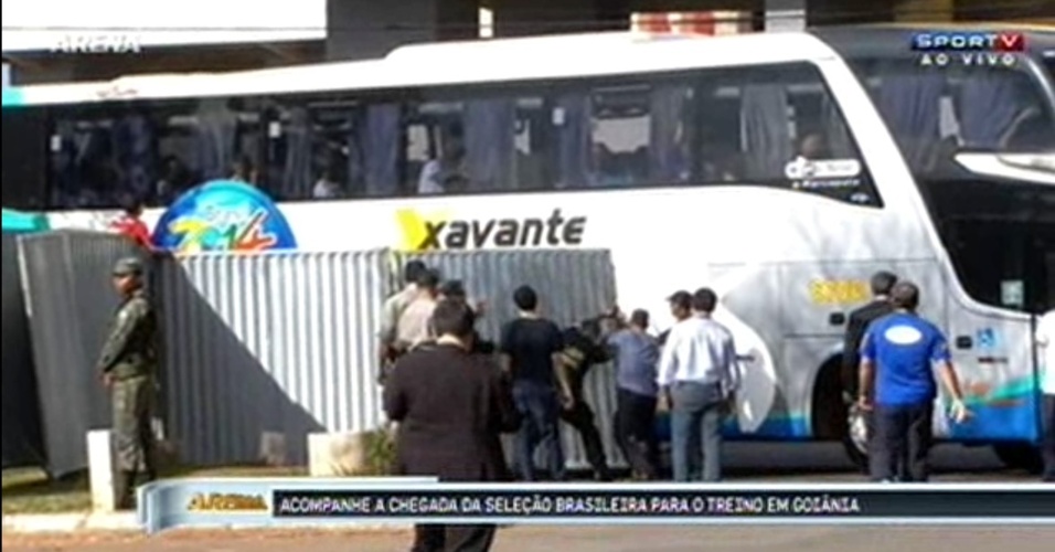 02.06.14 - Barreira metálica é derrubada para entrada do ônibus da seleção no Serra Dourada