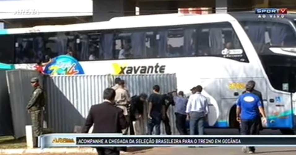 02.06.14 - Barreira metálica é derrubada para entrada do ônibus da seleção no Serra Dourada