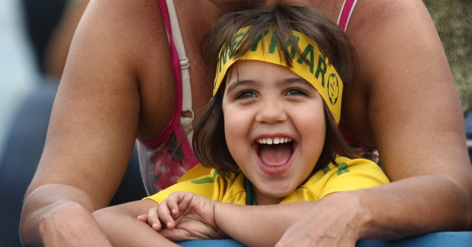 02.06.14 - Com a faixa de Neymar na cabeça, criança sorri durante treino da seleção no Serra Dourada