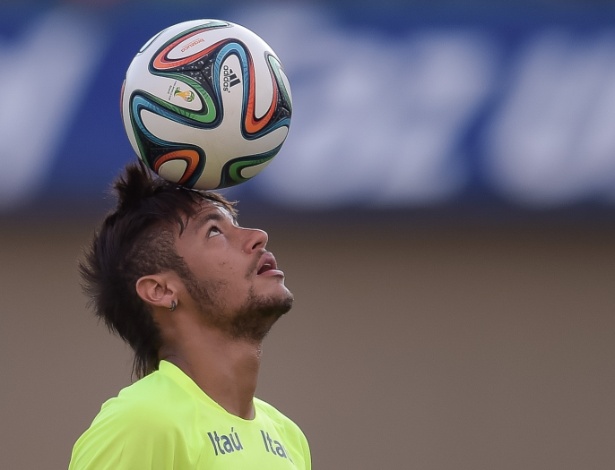 02.06.14 - Neymar equilibra a bola na cabeça no treino da seleção em Goiânia
