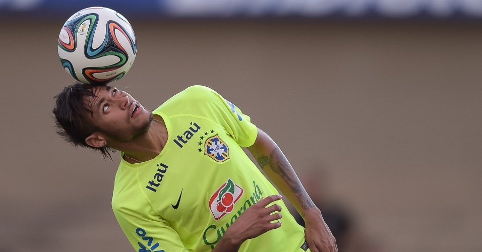 02.06.14 - Neymar equilibra a bola na cabeça no treino da seleção em Goiânia