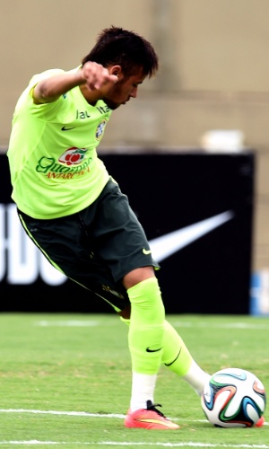02.06.14 - Neymar faz jogada de efeito no treino da seleção em Goiânia