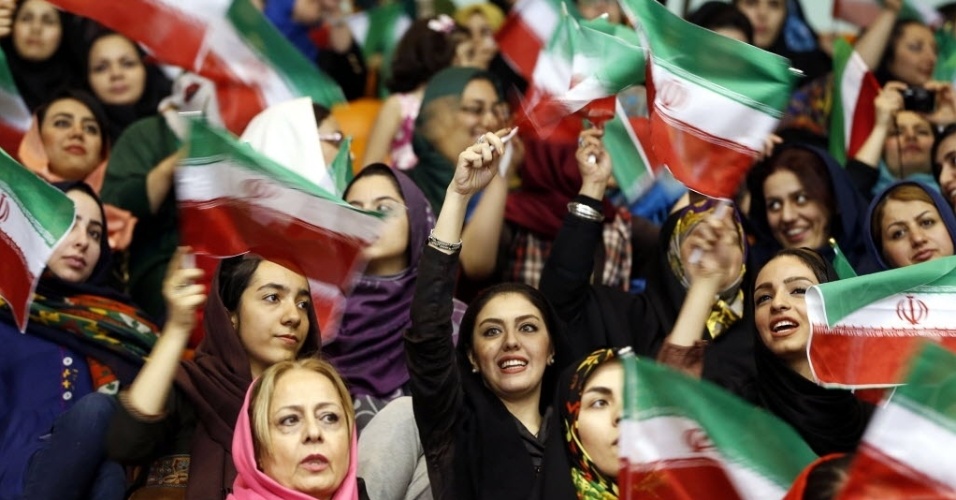 2.jun.2014 - Mulheres participam de festa de despedida da seleção iraniana rumo à Copa