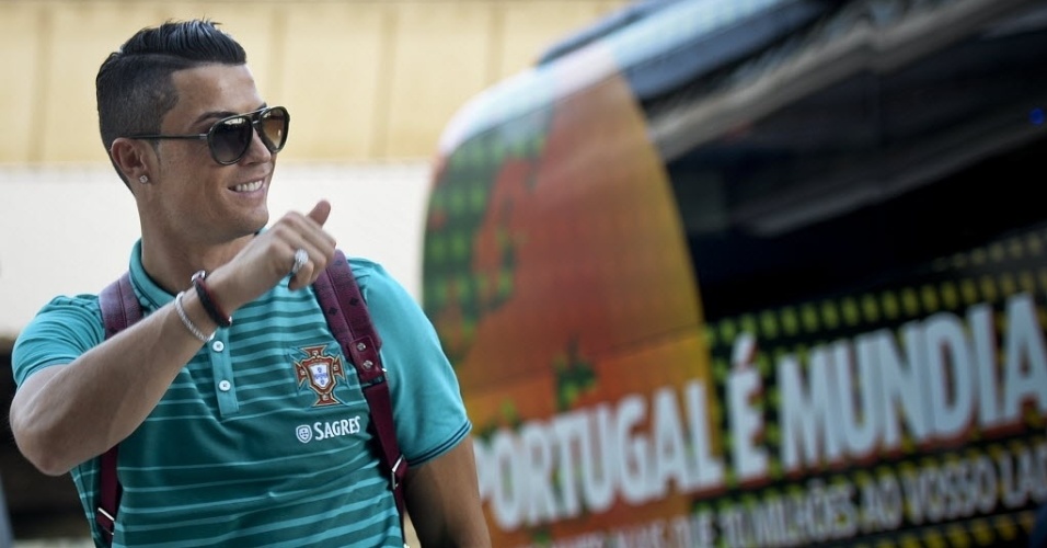 Cristiano Ronaldo acena para torcedores no embarque de Portugal em Lisboa