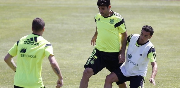 Diego Costa, em dividia com Xavi, durante treino da Espanha