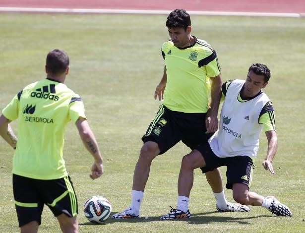 Diego Costa, em dividida com Xavi durante treino da seleção espanhola na capital dos Estados Unidos