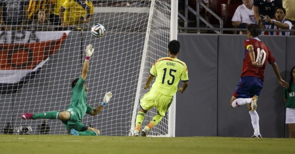 Eiji Kawashima se estica para tentar evitar gol de Bryan Ruiz, da Costa Rica, em amistoso pré-Copa