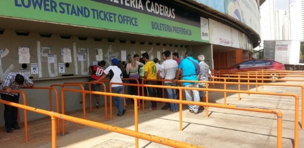 Em uma bilheteria próxima, os ingressos do jogo de amanhã em Goiânia estão à venda, com valores entre R$ 100 (arquibancada) e R$ 280 (cadeira), mas a procura era bem menor