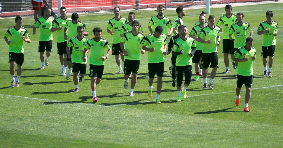 Jogadores da seleção espanhola fazem aquecimento durante preparação em Las Rozas
