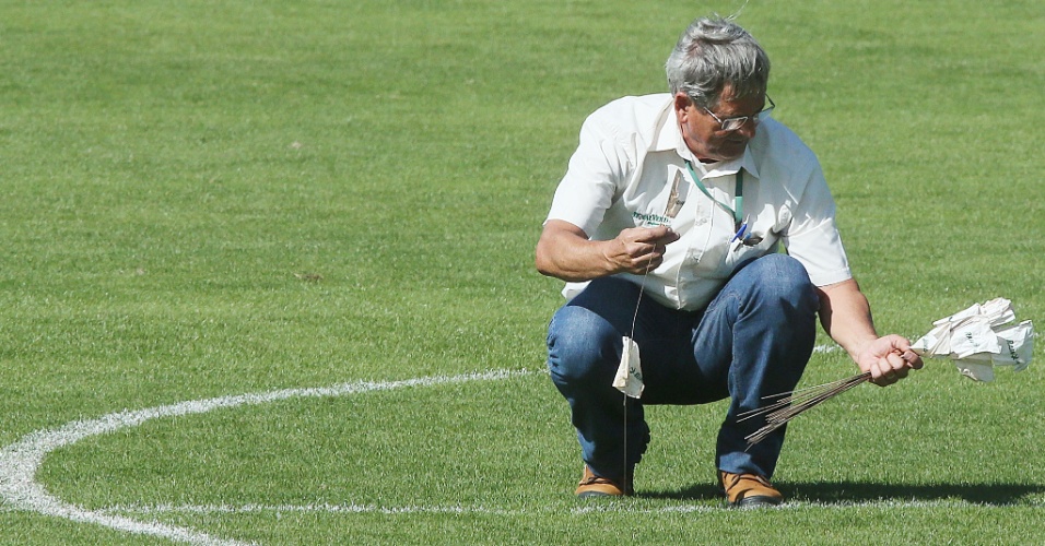 Na Granja Comary, em Teresópolis, gramado passa por tratamento para receber os jogadores da seleção