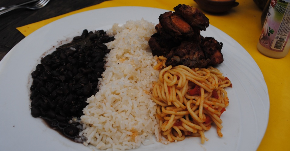 No cardápio do Boteco Brasil tem um prato executivo carioca, com arroz, feijão preto, frango a passarinho e macarrão