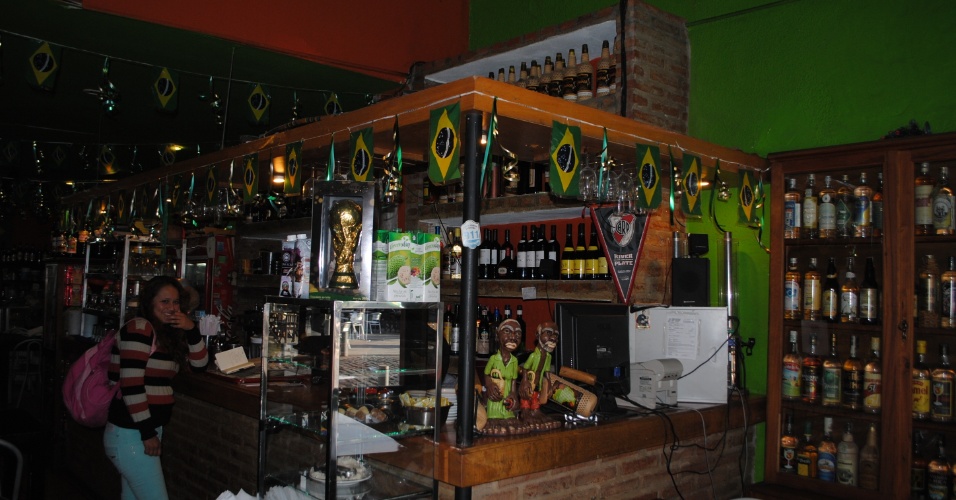O restaurante também é decorado com bandeiras e objetos brasileiros e vai passar todos os jogos do Brasil transmitidos por emissoras brasileiras