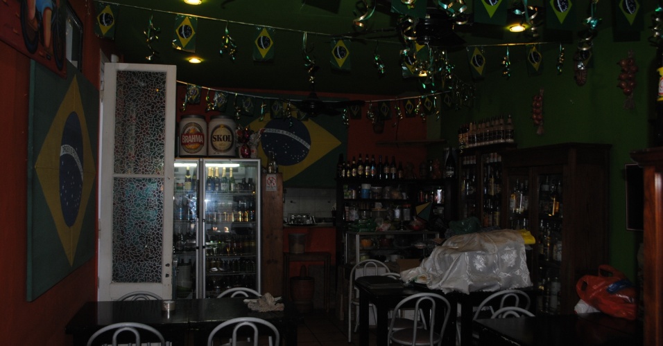 O restaurante também é decorado com bandeiras e objetos brasileiros e vai passar todos os jogos do Brasil transmitidos por emissoras brasileiras