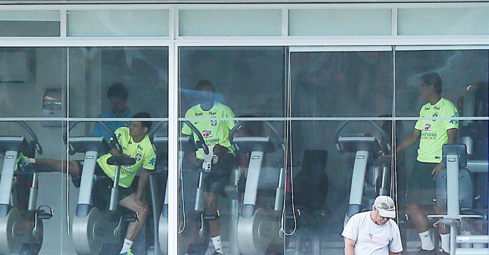 Os jogadores Thiago Silva, Fernandinho e Paulinho, que não participarão do amistoso contra o Panamá em Goiânia, fizeram treinamento na academia da Granja Comary na manhã desta segunda-feira