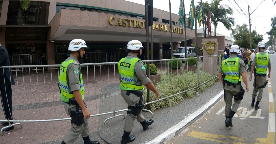 Policiais fazem a segurança na frente do hotel onde a seleção brasileira está hospedada em Goiânia. O Brasil jogará um amistoso contra o Panamá nesta terça-feira na capital de Goiás