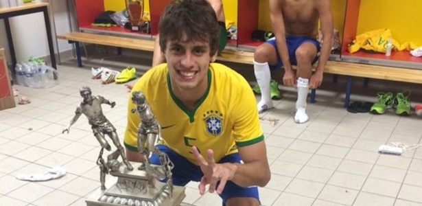 Rodrigo Caio comemora título ainda nos vestiários da seleção brasileira - Divulgação