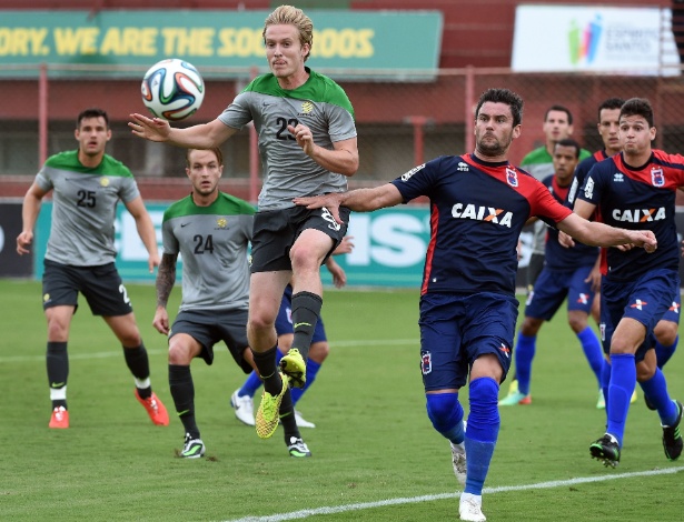Seleção da Austrália disputa jogo-treino contra o Paraná Clube no estádio da Desportiva, em Cariacica