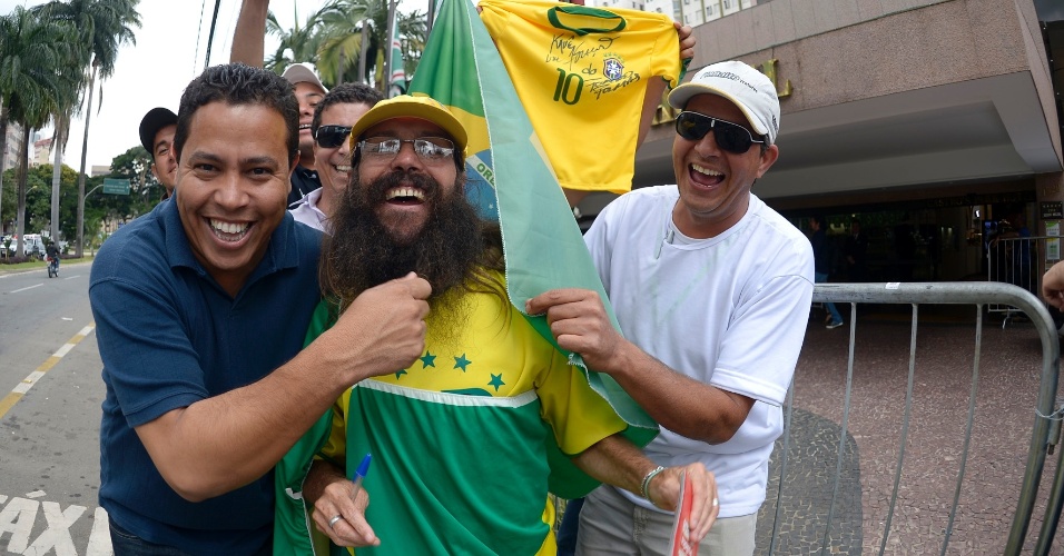 Torcedores fazem a festa com bandeiras e roupas com as cores da seleção brasileira em frente ao hotel onde o time de Felipão está hospedado em Goiânia
