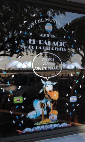Um famoso restaurante de Buenos Aires evocou Clemente, um bicho que foi símbolo na Copa de 1978, realizada na Argentina, e até hoje um dos maiores entendidos de futebol do país para chamar os clientes para viver o Mundial ali