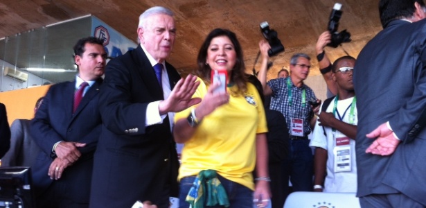 O presidente da CBF, José Maria Marin, tira selfie com Roberta Miranda em jogo do Brasil