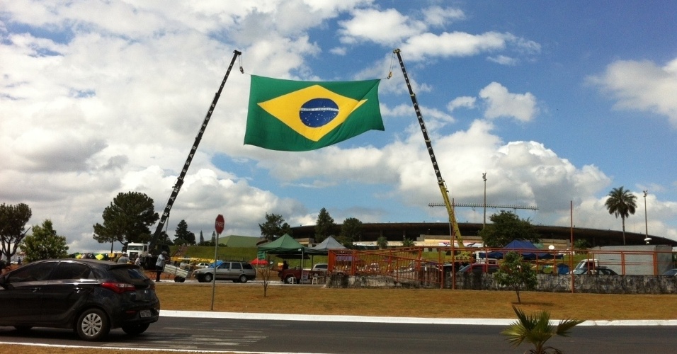 03.06.14 - Bandeira do Brasil levantada por guindaste no Serra Dourada horas antes do amistoso da seleção brasileira contra o Panamá