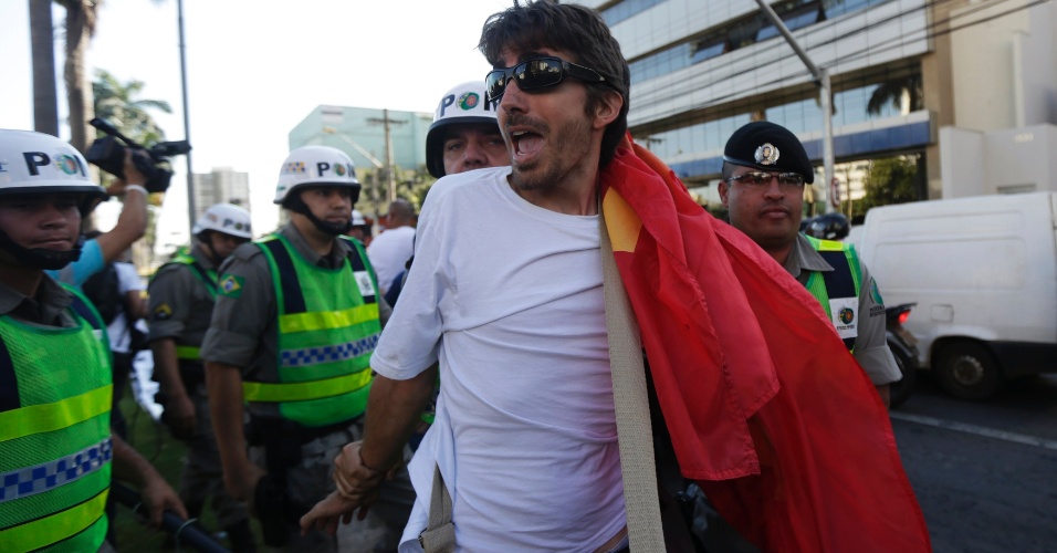 03.06.14 - Manifestante é detido durante protesto em frente ao hotel da seleção em Goiânia