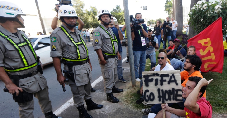 03.06.14 - Manifestantes protestam em frente ao hotel da seleção brasileira em Goiânia