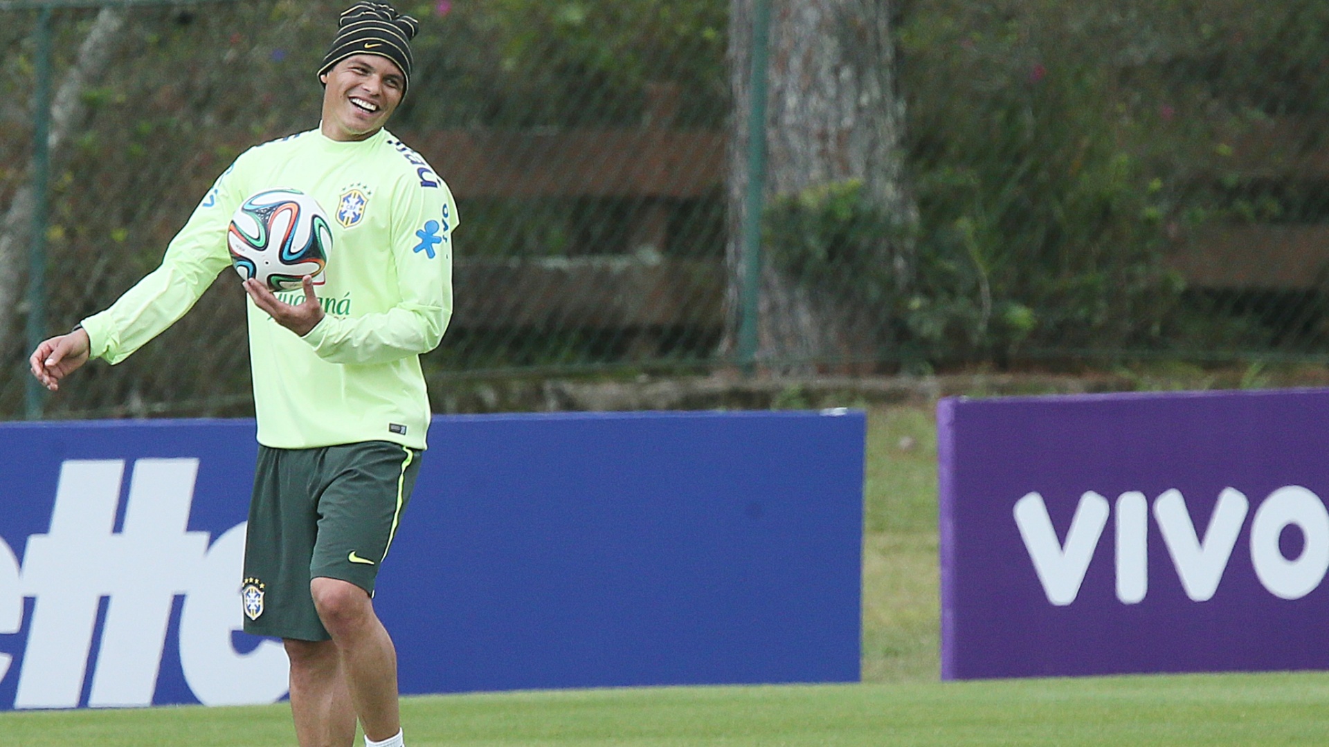 03.06.14 - Thiago Silva sorri em treino na Granja Comary