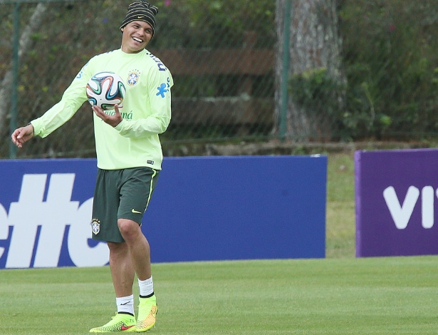 03.06.14 - Thiago Silva sorri em treino na Granja Comary