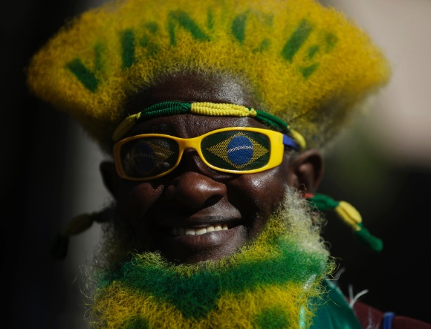 03.06.14 - Torcedor se fantasia para ver a seleção brasileira em frente ao hotel em Goiânia