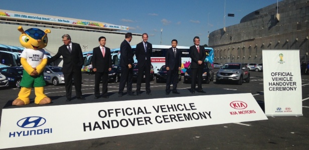 03.jun.2014 - Dirigentes da Fifa e da Hyundai / Kia fazem cerimônia para apresentar frota de carros da Copa