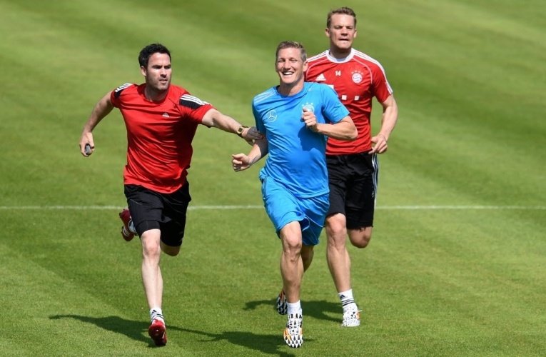 03.jun.2014 - Goleiro Manuel Neuer (dir) e meia Bastian Schweinsteiger correm durante treino da seleção alemã em Munique