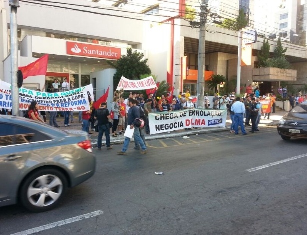 03.jun.2014 - Manifestantes protestam em frente ao hotel onde a seleção brasileira está hospedada em Goiânia